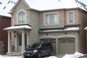 House, 2 Bedrooms | Exterior - Cozy 2-bedroom House Rental in Brampton's Mount Pleasant (Brampton)