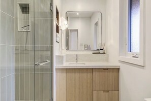 Haartrockner, Handtücher, Seife, Toilettenpapier