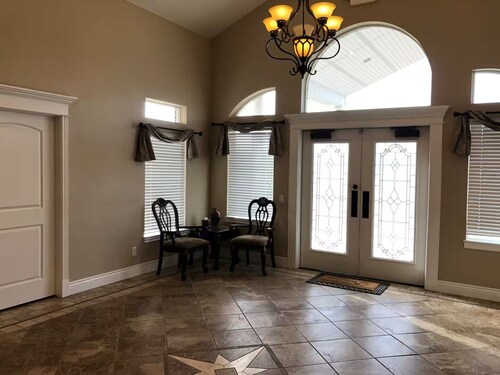 Spacious 4-bedroom house in peaceful Huntington with AC