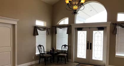 Spacious 4-bedroom house in peaceful Huntington with AC