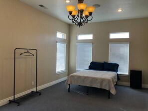 4 bedrooms, WiFi, bed sheets