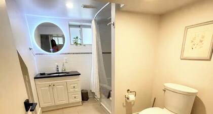Roncesvalles Garden Retreat in the City, Sparkling Clean