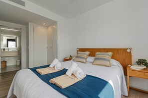 Tabla de planchar con plancha, wifi y ropa de cama 