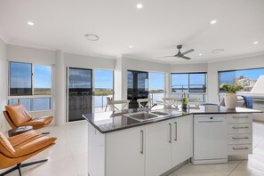 Ático de lujo, 3 habitaciones, vistas al río | Interior