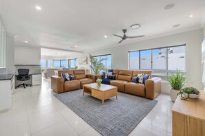 Living area - Admiralty Cove (Sunshine Coast)