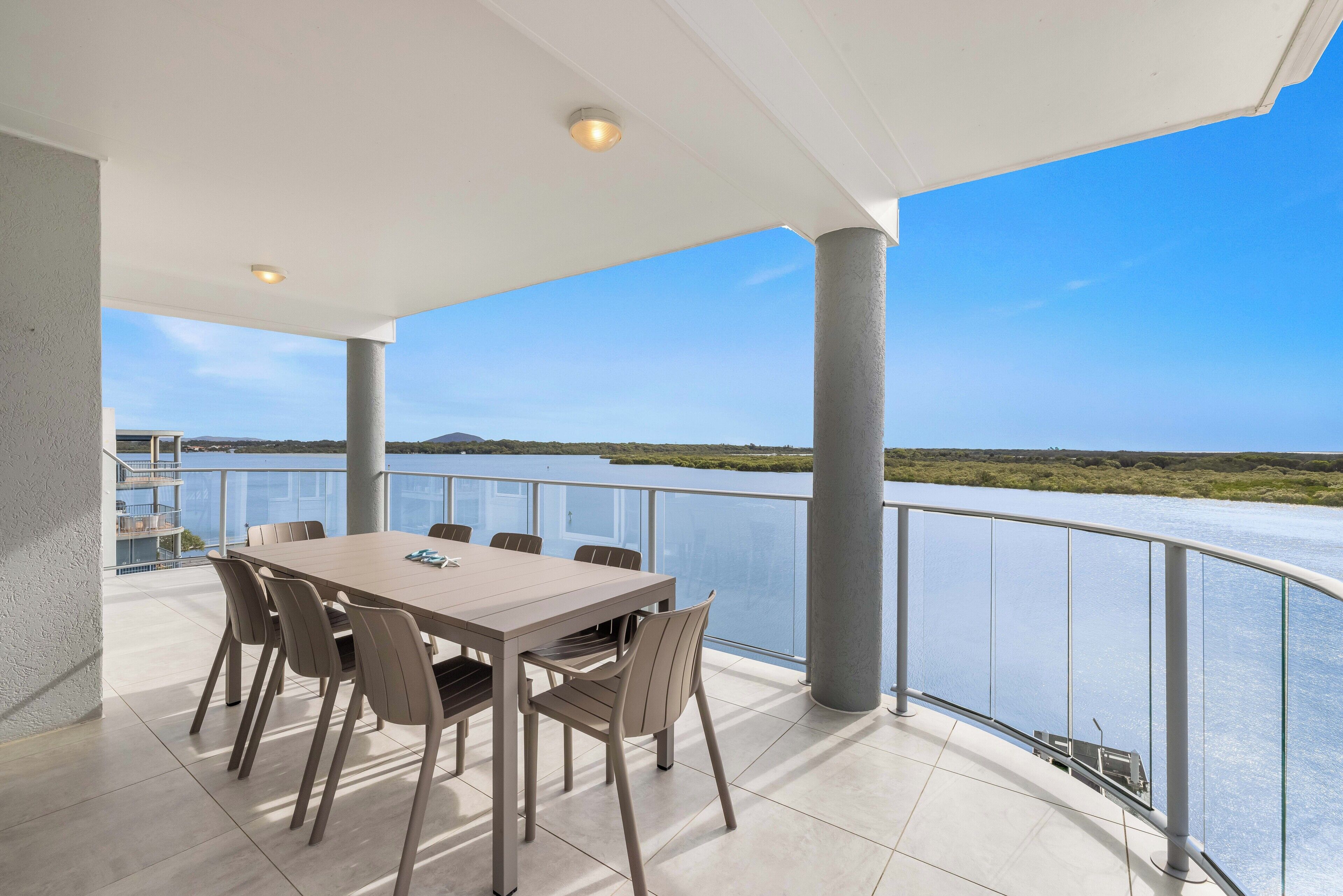 Penthouse Luxe, 3 chambres, vue fleuve | Restauration extérieure