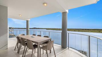 Penthouse Luxe, 3 chambres, vue fleuve | Restauration extérieure