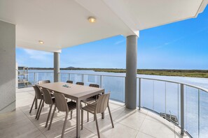 Outdoor dining - Admiralty Cove (Sunshine Coast)