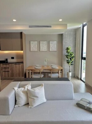Apartamento básico, vista para a cidade | Área de estar