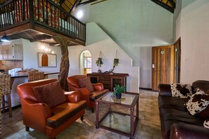 Comfort Chalet | Living area - Sable Ranch Selfsorg (Brits)