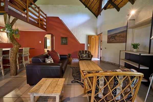 Comfort Chalet | Living area - Sable Ranch Selfsorg (Brits)