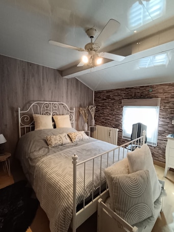 4 bedrooms, iron/ironing board, internet, bed sheets. Between Sèvres and Lay