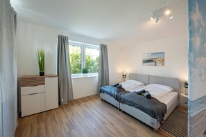 Iron/ironing board, WiFi, bed sheets - Captain's Nest: Stylish & central near the harbor, 2 parking spaces, small balcony (Bremerhaven)