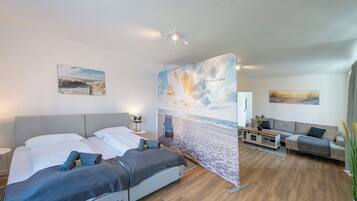 Ein Hotelzimmer mit Bett, einer Couch, einem Couchtisch und einem Dekor im Strandstil.