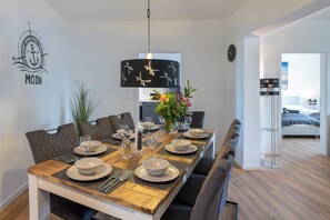 Dining - Captain's Nest: Stylish & central near the harbor, 2 parking spaces, small balcony (Bremerhaven)