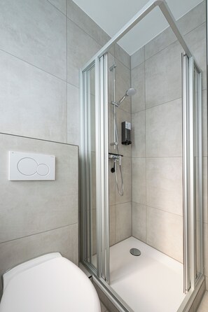 Hair dryer, towels, soap, toilet paper - Captain's Nest: Stylish & central near the harbor, 2 parking spaces, small balcony (Bremerhaven)