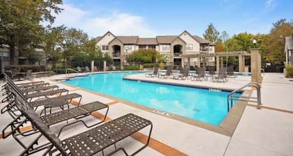 Upscale 3BR Home Near The Summit