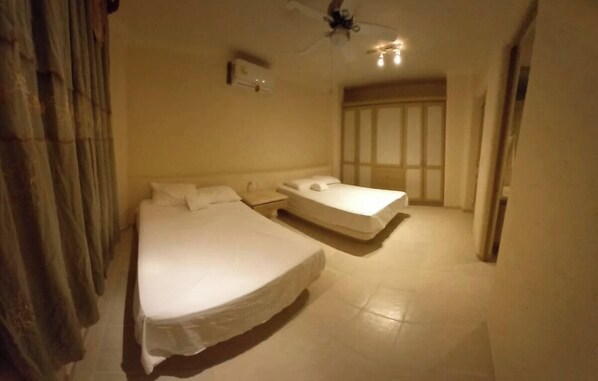 Room - Joyas de Brisamar house. AC. Security 24/7, Best area for Beaches and restaurant (Acapulco)
