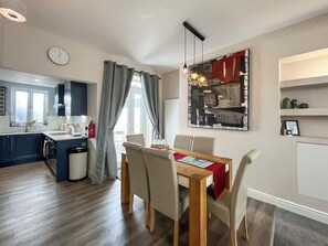 Dining - 3 bedroom accommodation in Llandudno (Llandudno)