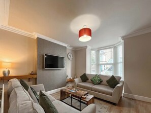TV, fireplace - Apartment 1 - UKC9276 (Llandudno)