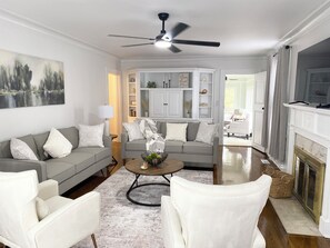 Living area - Luxury for Less! Clean and Convenient! (Columbus)