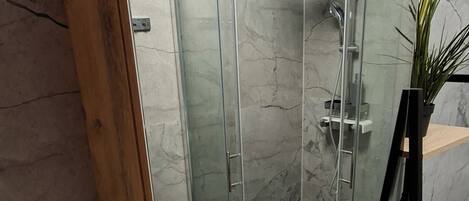 Douche, séchoir à cheveux, serviettes fournies, savon