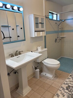 Douche, serviettes fournies, savon, papier toilette