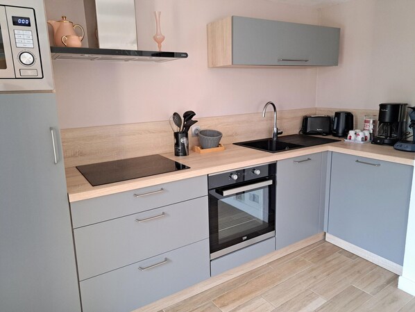 Comfort House, 2 Bedrooms | Private kitchen | Fridge, microwave, oven, dishwasher - Holiday Home in Telgruc-sur-mer by Sandy Beach (Telgruc-sur-Mer)