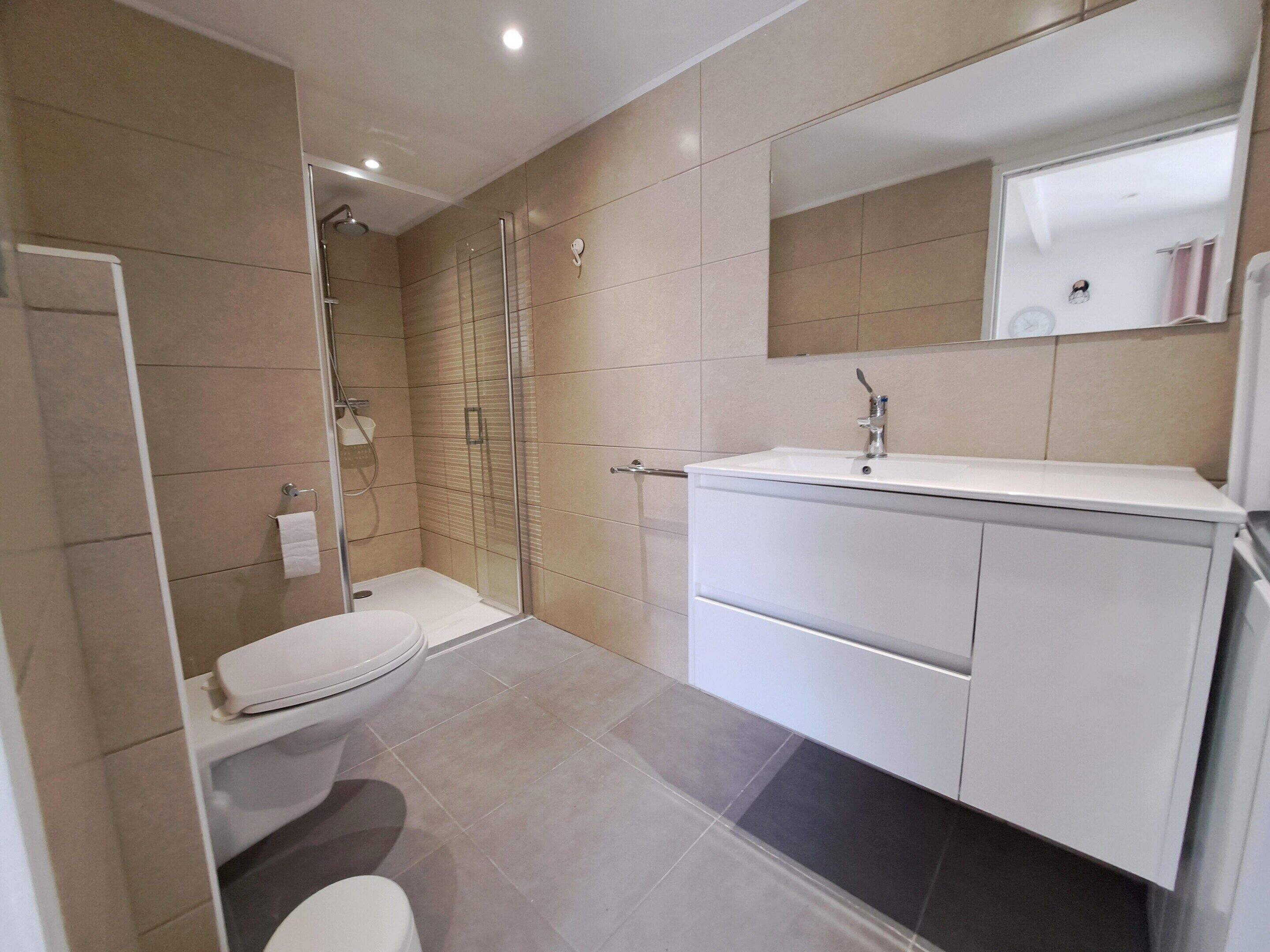 Comfort House, 2 Bedrooms | Bathroom | Shower