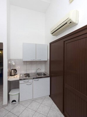Fridge, electric kettle, cookware/dishes/utensils - Apartment in Brodarica by Sandy Beach (Sibenik)