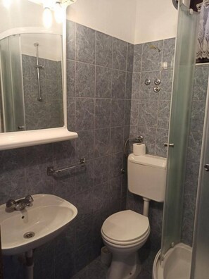 Comfort Apartment, 2 Bedrooms | Bathroom - Apartment in Brodarica by Sandy Beach (Sibenik)