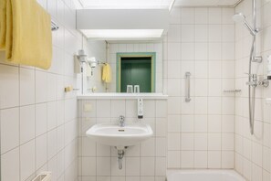 Shower, hair dryer - Apartment mit Balkon im Ferienpark in Schoneck (Schoeneck)