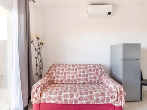Comfort Apartment, 3 Bedrooms | Living room - Air-conditioned, in Residence, With Pool and Patio (Castelsardo)