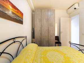 Classic Apartment, 3 Bedrooms | 4 bedrooms, individually furnished, bed sheets - Air-conditioned, in Residence, With Pool and Patio (Castelsardo)