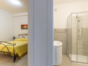 Appartement Confort, 3 chambres | Salle de bain | Douche