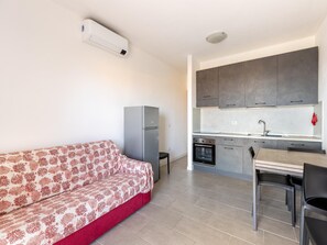 Classic Apartment, 3 Bedrooms | Living room - Air-conditioned, in Residence, With Pool and Patio (Castelsardo)