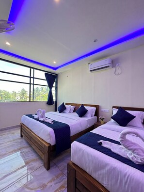 Une chambre d’hôtel avec deux lits, une grande fenêtre, un appareil de climatisation et un plafond doté d’un éclairage bleu.