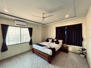 Desk, free WiFi - SB Royal INN  (Mysore)