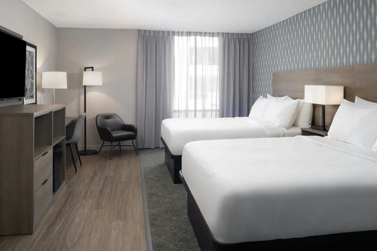 Double Queen Stay Steps To Symphony Hall | Pets Welcome | Free Breakfast - Somerville, MA