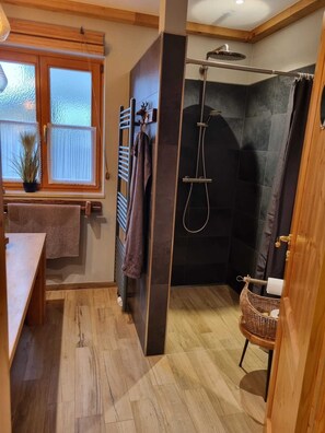 Shower, hair dryer - Modern and lovingly furnished 48 sqm vacation apartment (Kiefersfelden)