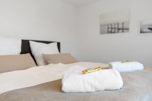 Tabla de planchar con plancha, wifi y ropa de cama