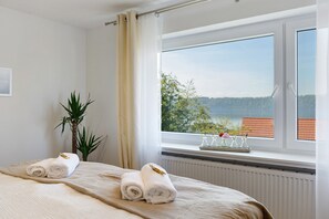 Iron/ironing board, WiFi, bed sheets - Premium Apartment Above the Rooftops of Sipplingen – Panoramic Lake View & Private Terrace (Sipplingen)