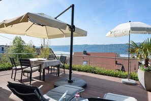 Outdoor dining - Premium Apartment Above the Rooftops of Sipplingen – Panoramic Lake View & Private Terrace (Sipplingen)