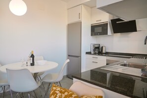 Microwave, dishwasher, coffee/tea maker, cookware/dishes/utensils - Penthouse Balcon del Mar Deluxe 4 (Nerja)