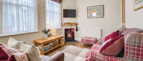 TV, fireplace