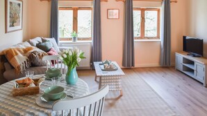 TV - 1 bedroom accommodation in Langley (Langley)