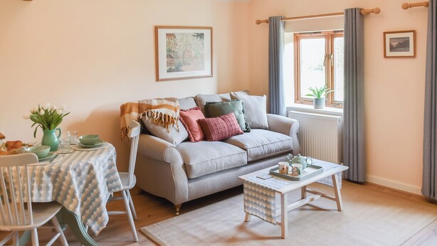 TV - 1 bedroom accommodation in Langley (Langley)