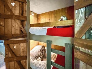 Bunk bedroom | Cedar Cabin - Midgham Farm, Ringwood - Cedar Cabin - UK51503 (Ringwood)