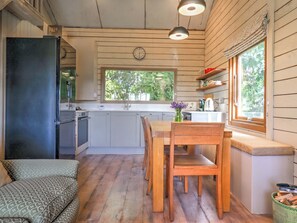 Open plan living space | Cedar Cabin - Midgham Farm, Ringwood - Cedar Cabin - UK51503 (Ringwood)