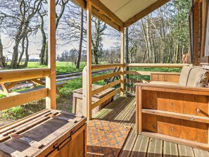 Terrace | Cedar Cabin - Midgham Farm, Ringwood - Cedar Cabin - UK51503 (Ringwood)